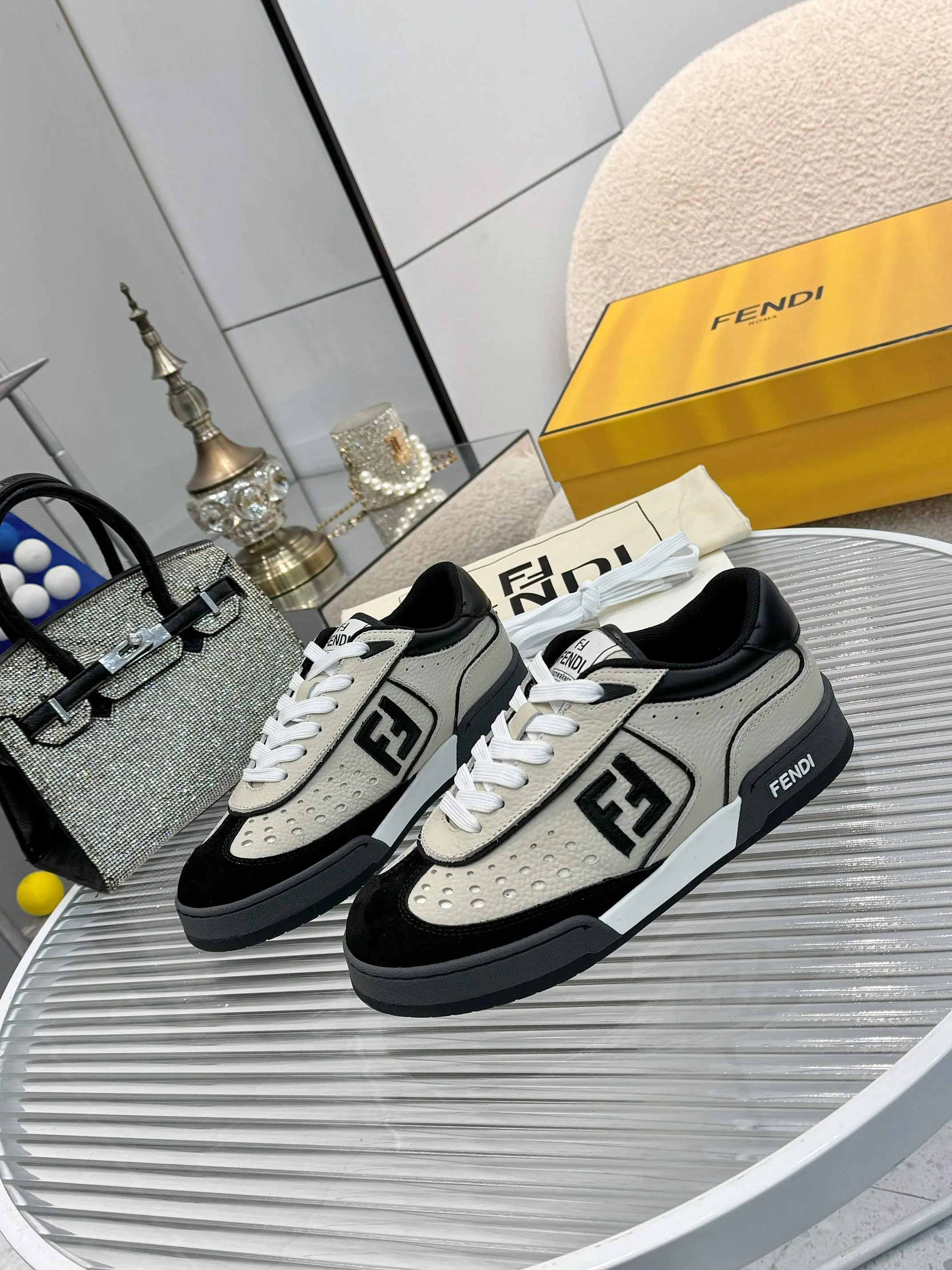p620🐮🐮New❤Top super A version💯 Fendi Fendi 2025 New Year's King Explosive Style🔥 Many💑stars have the same style FD match. Original purchase for RMB14440. One to one replica. Designer Kim Jones's first sneaker fendi match and Donkey brand Trainer basketball sneakers, fresh blood injection and FF retro design It combines fashion and super comfort. [Wise] Whoever doesn’t grab it will regret it [There are many shoe uppers on the market with different color matching and cut corners in workmanship. The color matching and craftsmanship of my shoe upper are absolutely the same as the genuine products at the counter. Welcome to compare. Feet: Mesh injection molding pads 🎯 Soles: Please look for the original molded multi-color TPU outsole (❌ non-rubber sole) 🎯 Size: Female 35-41 Male 38-45 🎯 Packaging: Original 1:1 matching high-end packaging 🎁